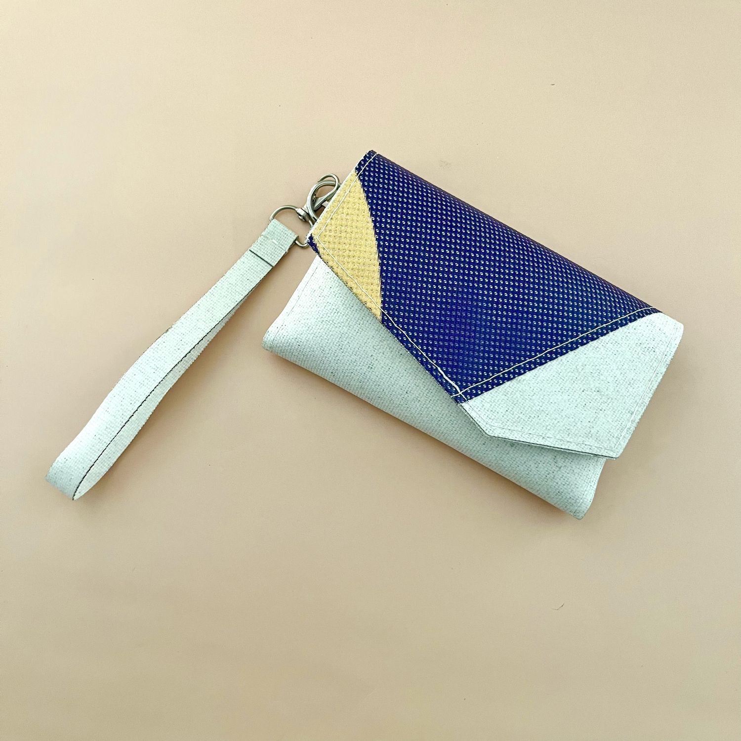 25 Spectator Wristlet | RCA Dome Materials, Style: 2