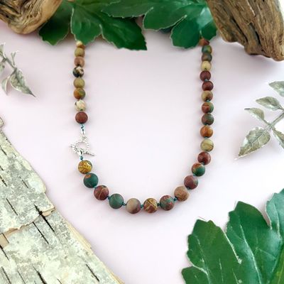 Handmade Necklace with knotted picasso japer green silk