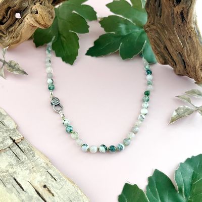 Handmade Necklace with tree agate knotted on green silk, leaf clasp