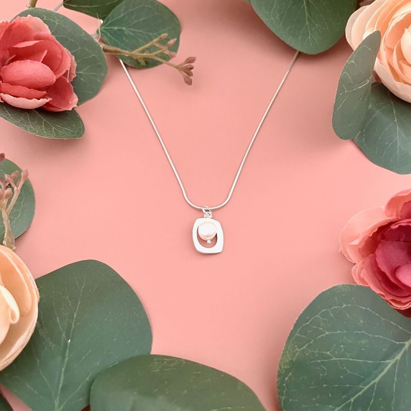 Handmade open rectangle w. pearl necklace, silver