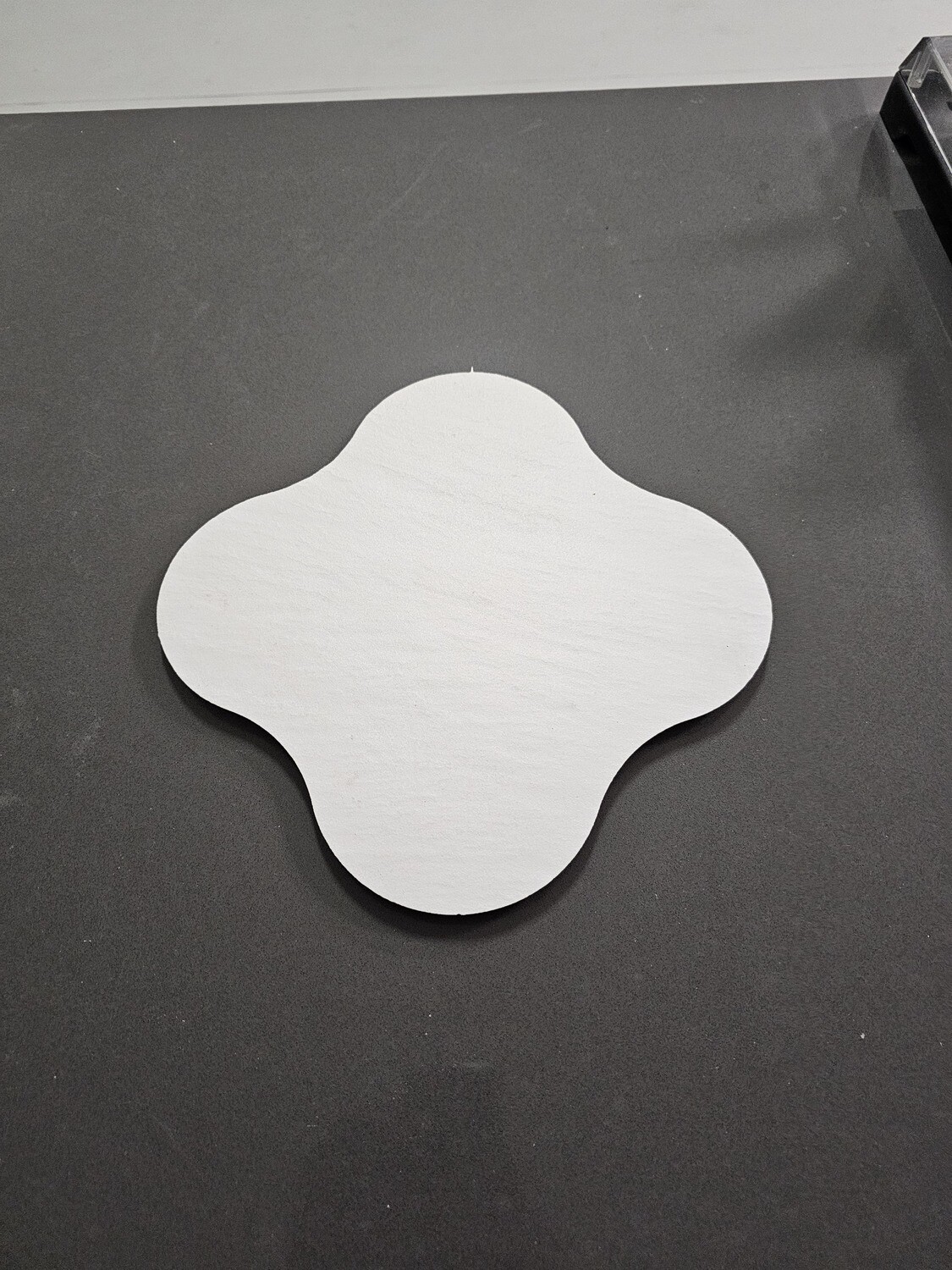Base in Laminam ardesia bianca