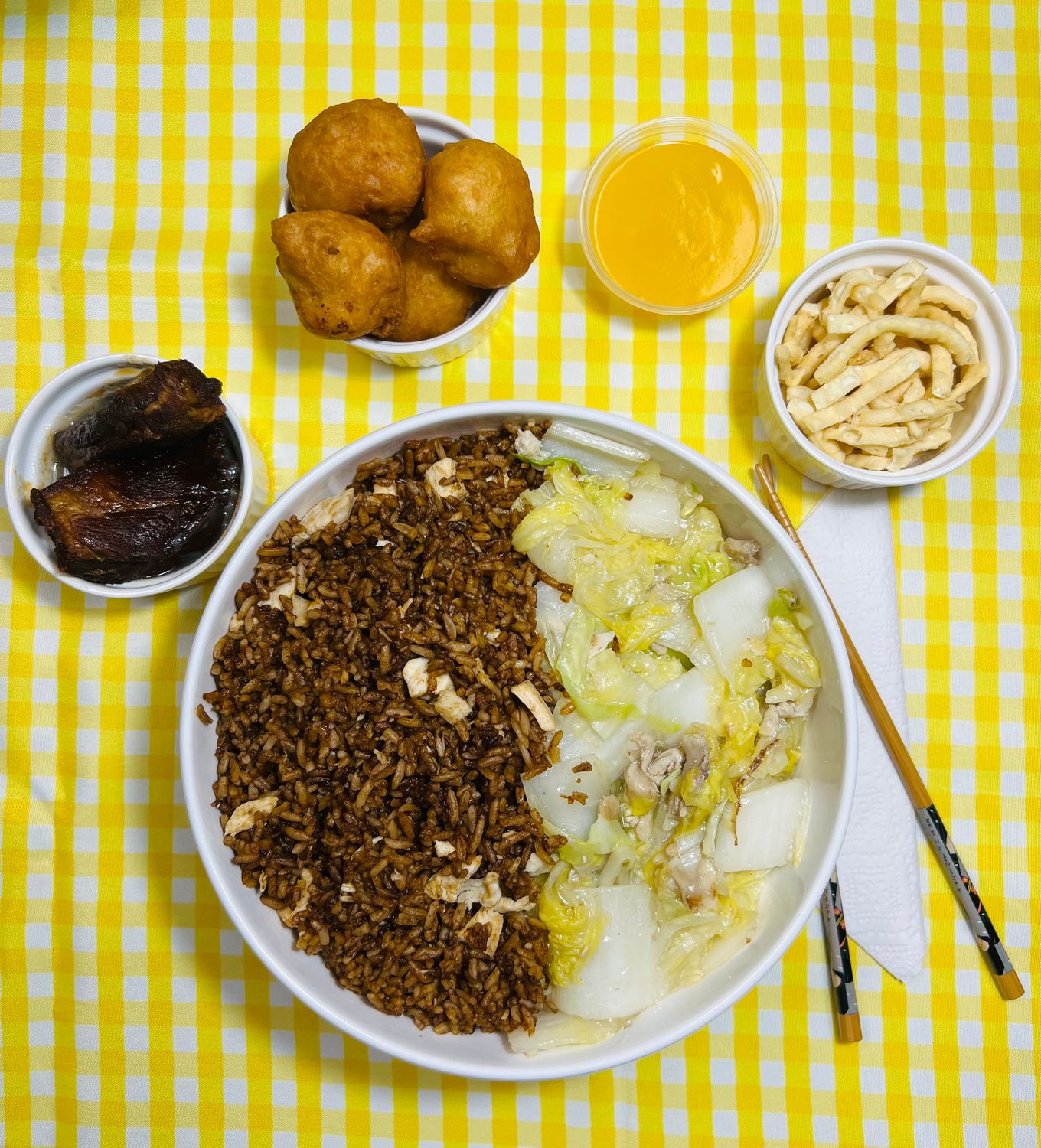 D) RIZ, CHOW MEIN, POULET AUX ANANAS ET SPARERIBS