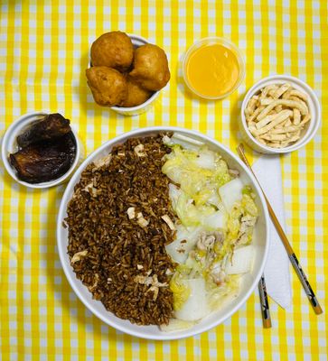 D) RIZ, CHOW MEIN, POULET AUX ANANAS ET SPARERIBS