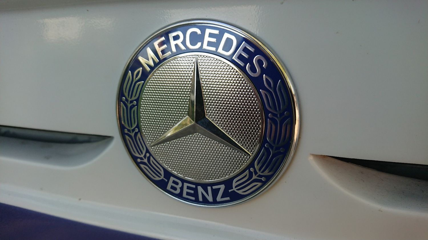 #003 Modernes Mercedes Emblem / Plakette / Ornament für die Motorhaube