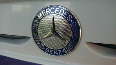 #003 Modernes Mercedes Emblem / Plakette / Ornament für die Motorhaube