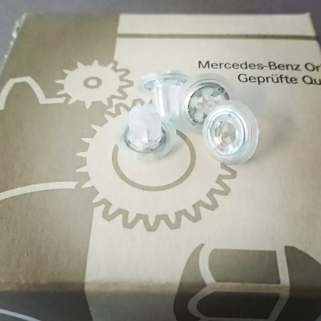 #006 Stecker für Haubenemblem