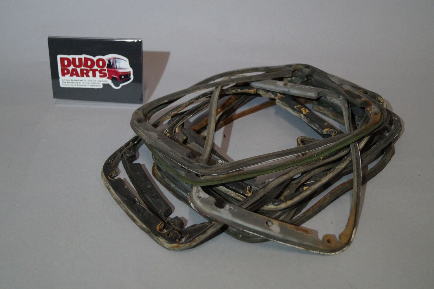 #084 Headlight seal / gasket, between body and metal headlight frame. used