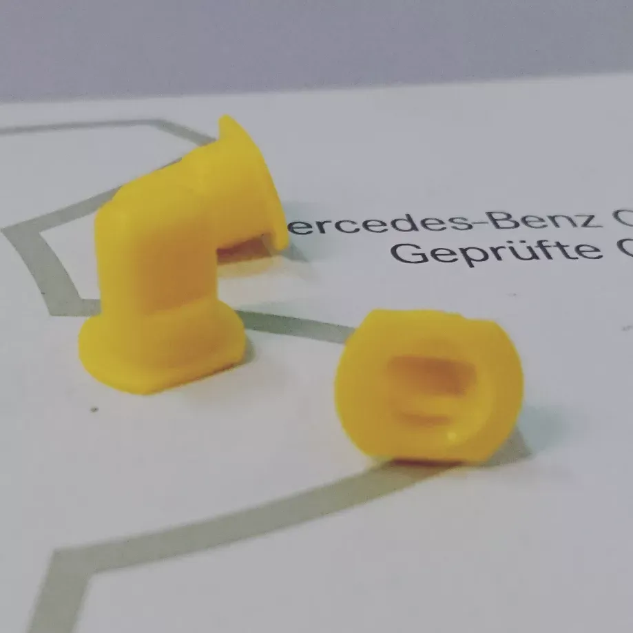 Stecker für Scheinwerferblende und -abzeichen aus Kunststoff