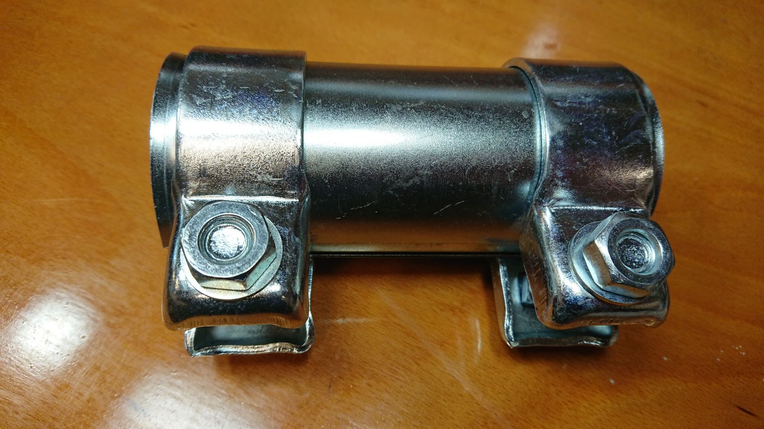 Connector for exhaust pipes &amp; muffler