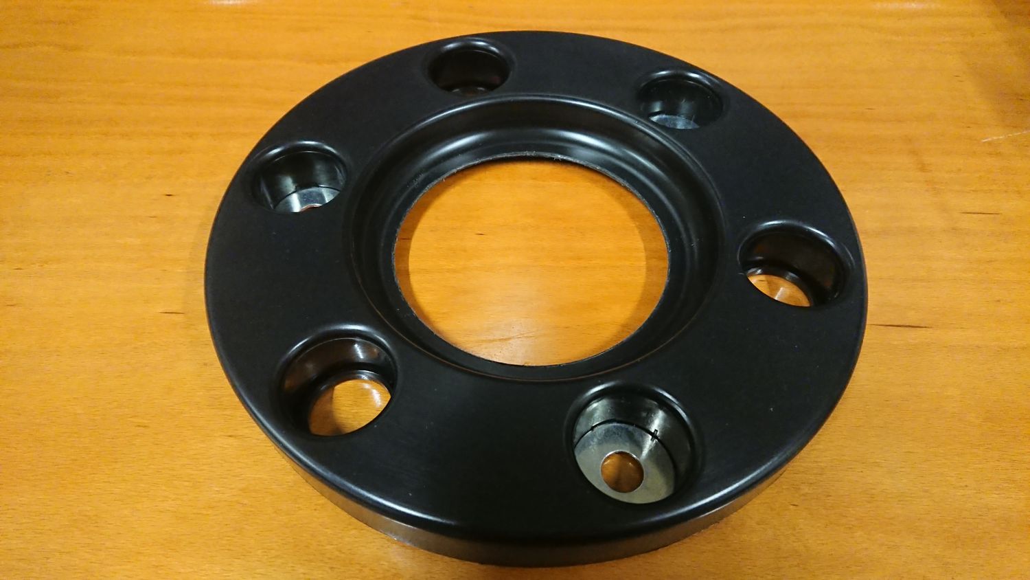 Front wheel hubcab / nut protection ring on front rim