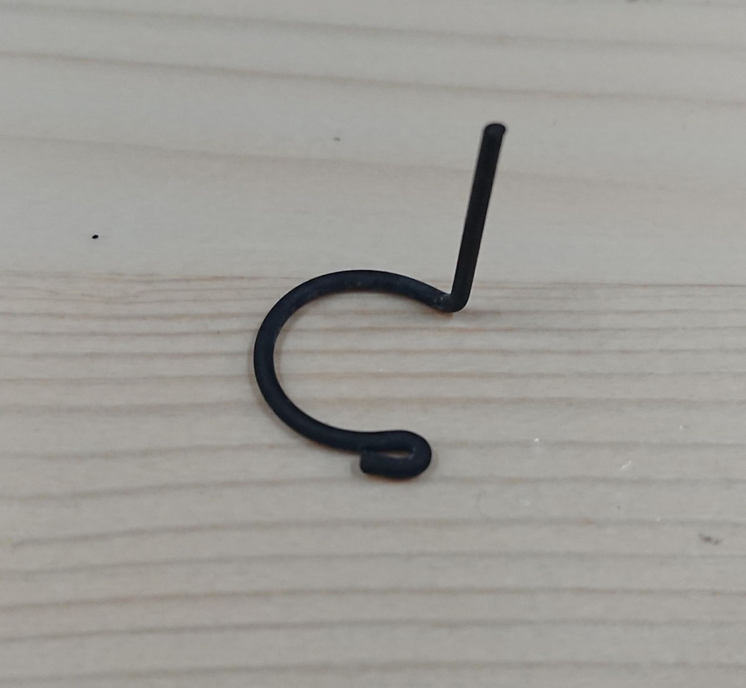 Clip, securing ball-joint on clutch slave cylinder