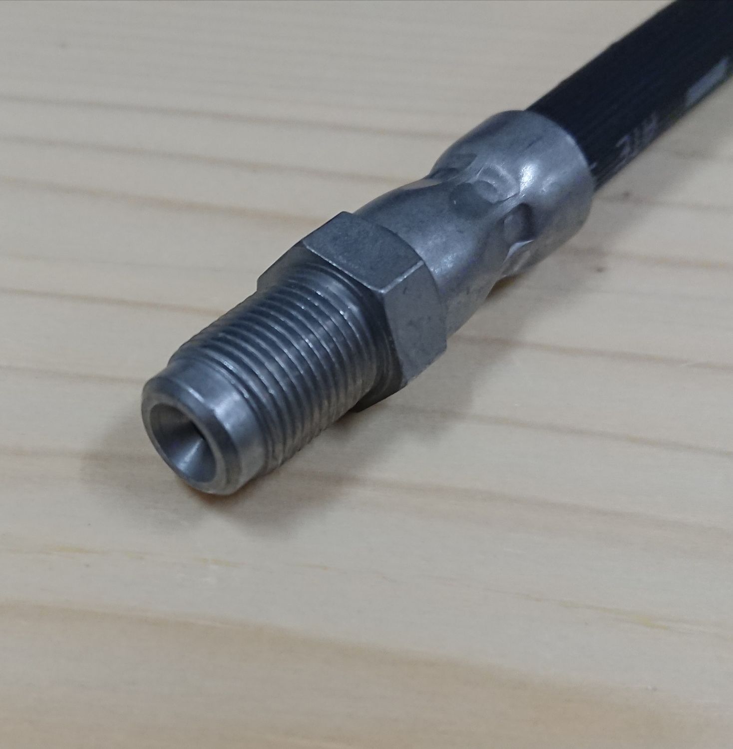 Flexibler Schlauch / Bremsschlauch für die Bremsen an den Hinterrädern