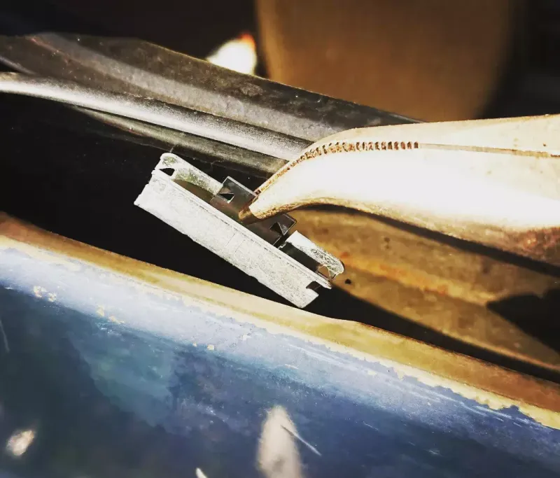 #284 Clip for attaching horizontal window seal, weather strip