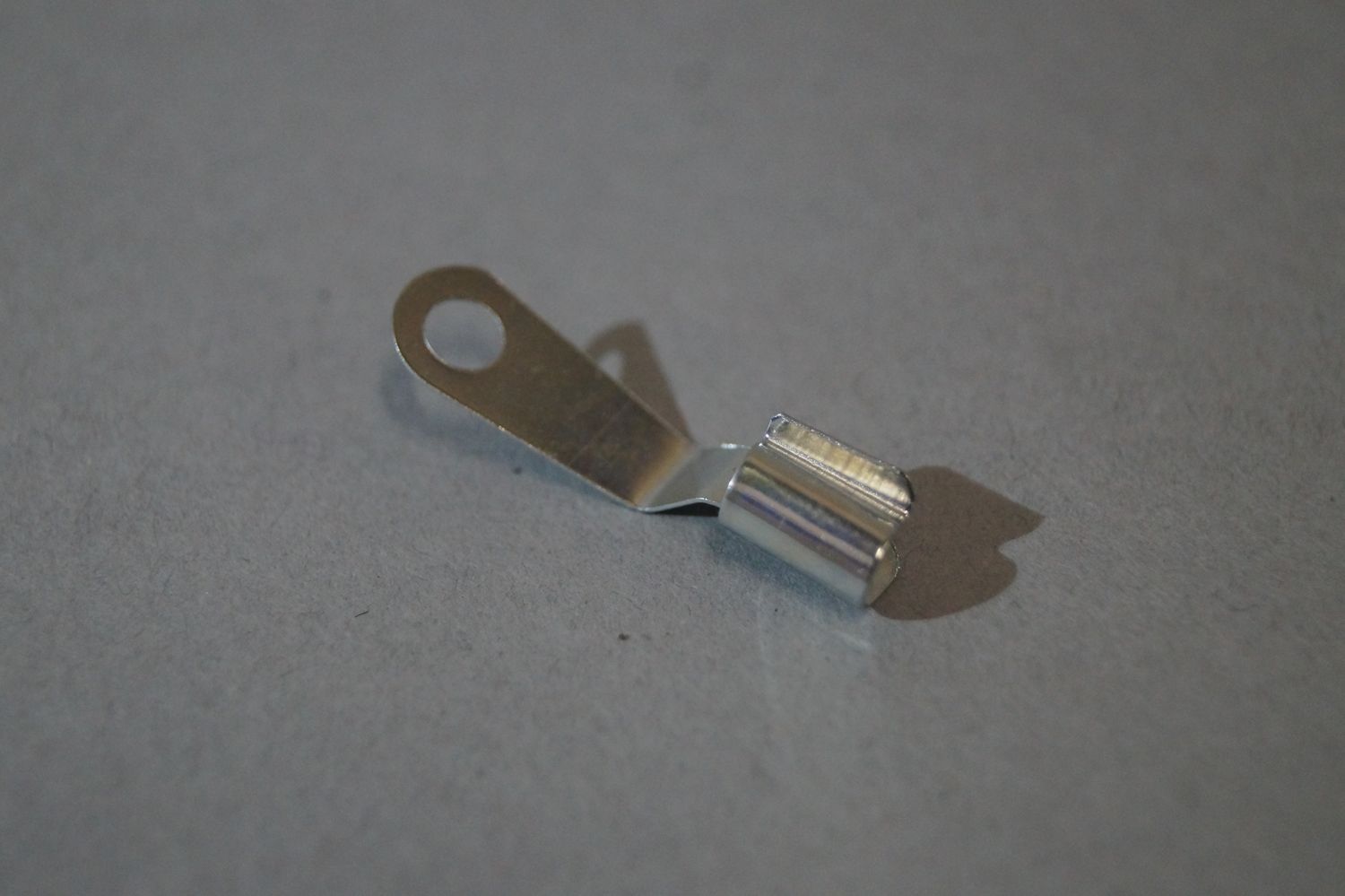 #095 Securing / clip for door release handle / lock mechanism