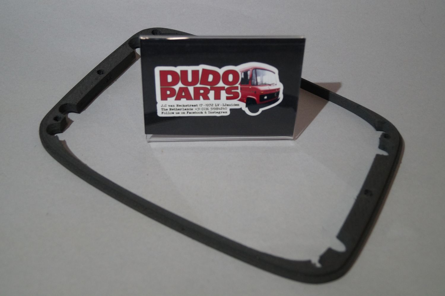 #084 Headlight seal / gasket, between body and metal headlight frame.