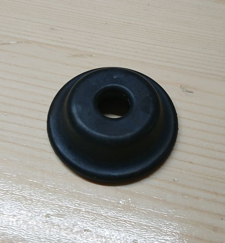 #009 Rubber Engine support, chassis to engine