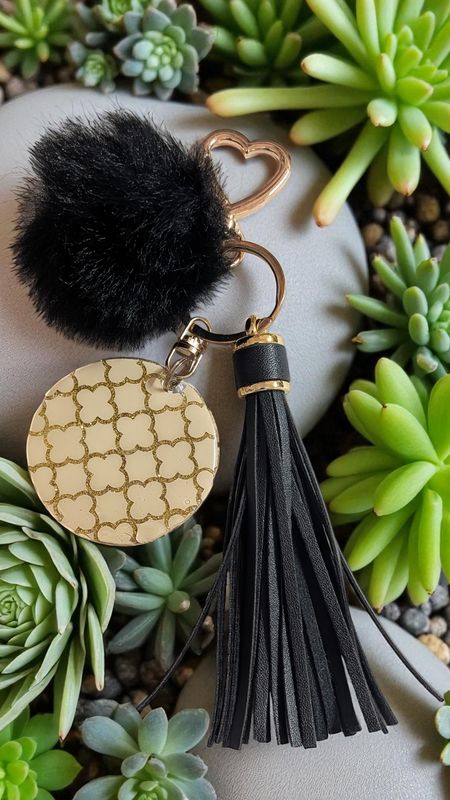 ✨  Beige and Black Quatrefoil  Acrylic Keychain