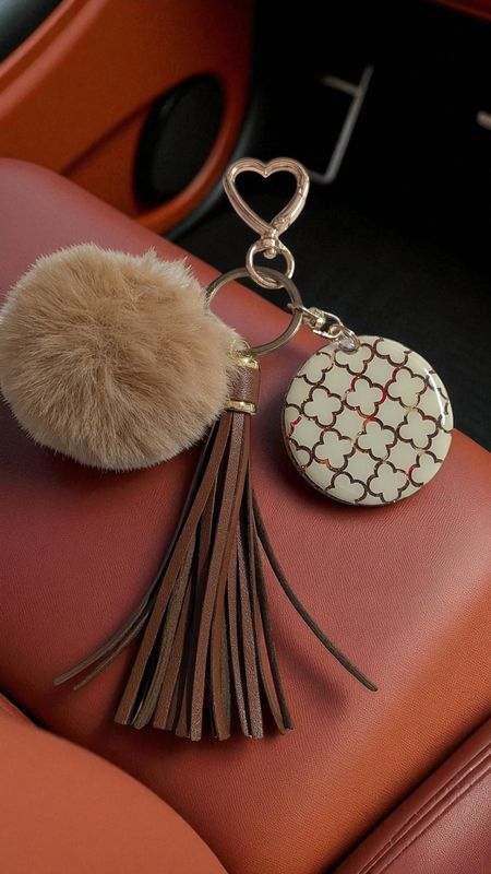 ✨Beige Quatrefoil  Acrylic Keychain with Tassel &amp; Pom