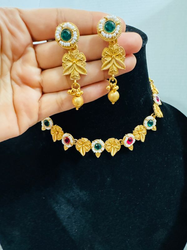 Sleek Leaf Necklace With Earrings