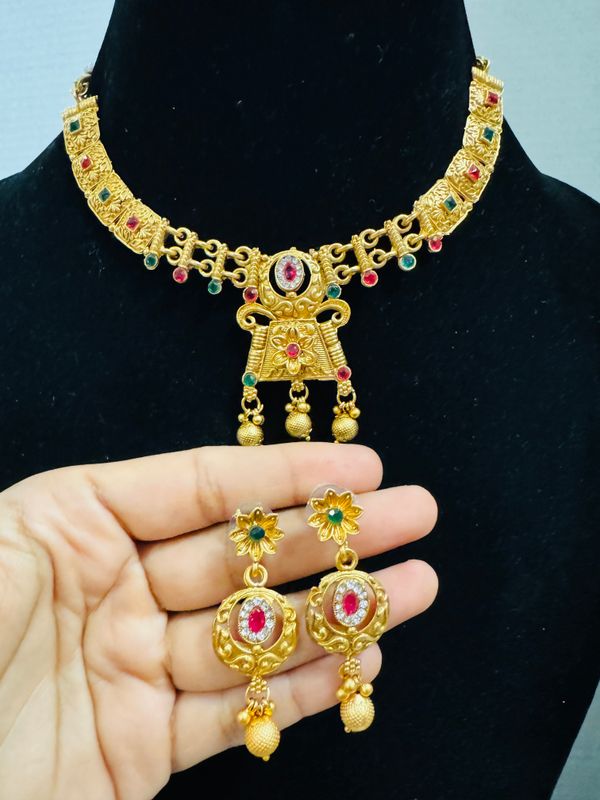 Gold Tone Necklace With Earrings