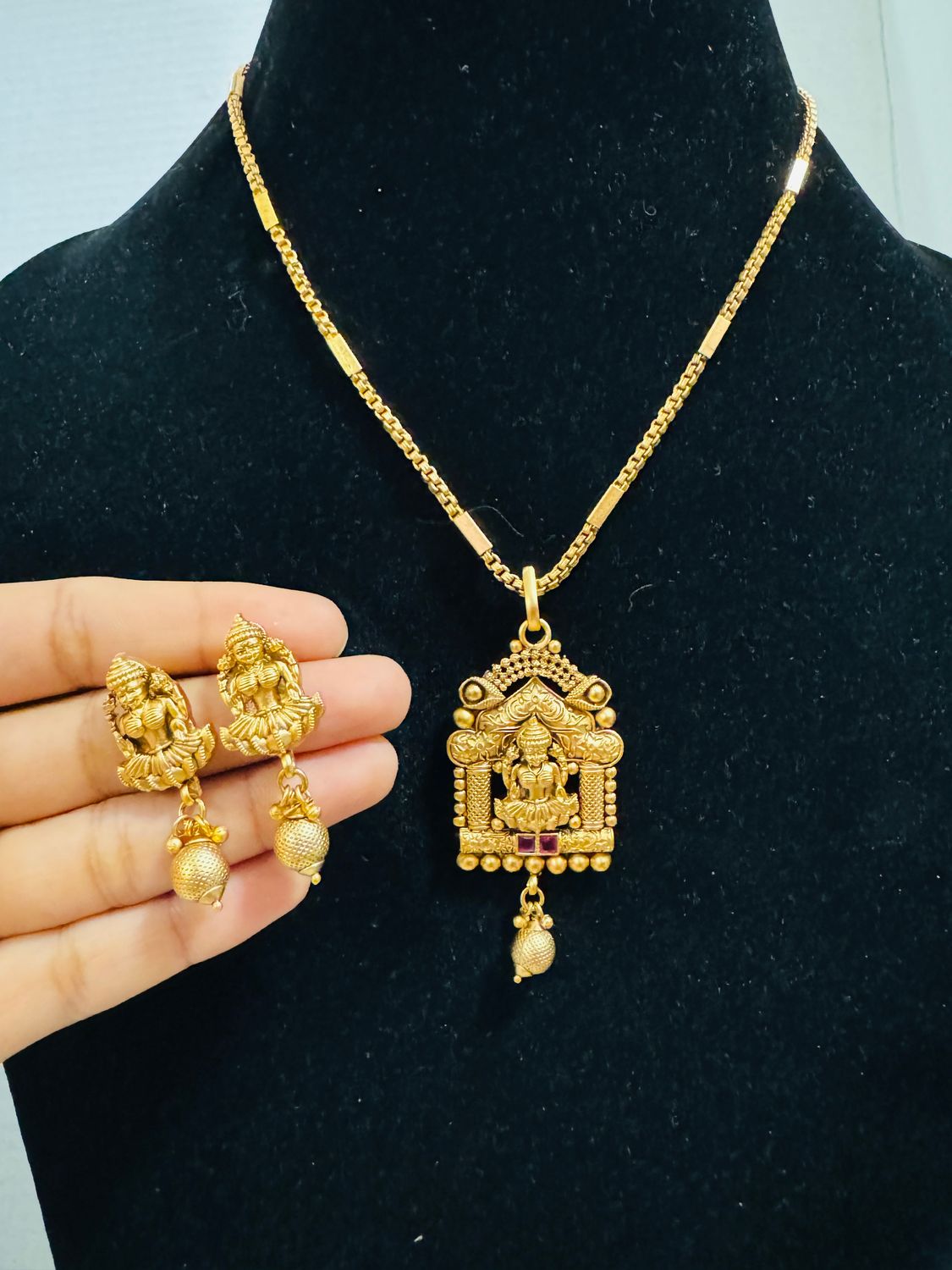 Ganesha Chain Pendant With Earrings