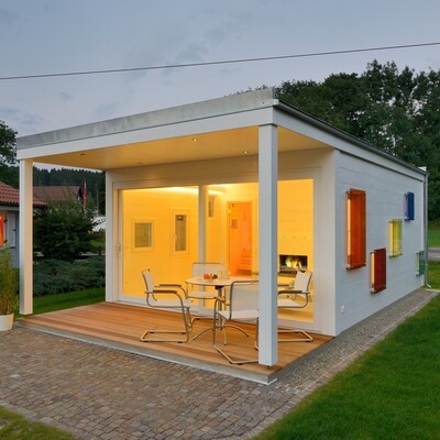 ColoriSPA – Ausstellungshaus / Gartensauna mit Freisitz &amp; EOS-Technik (430 × 600 cm)
