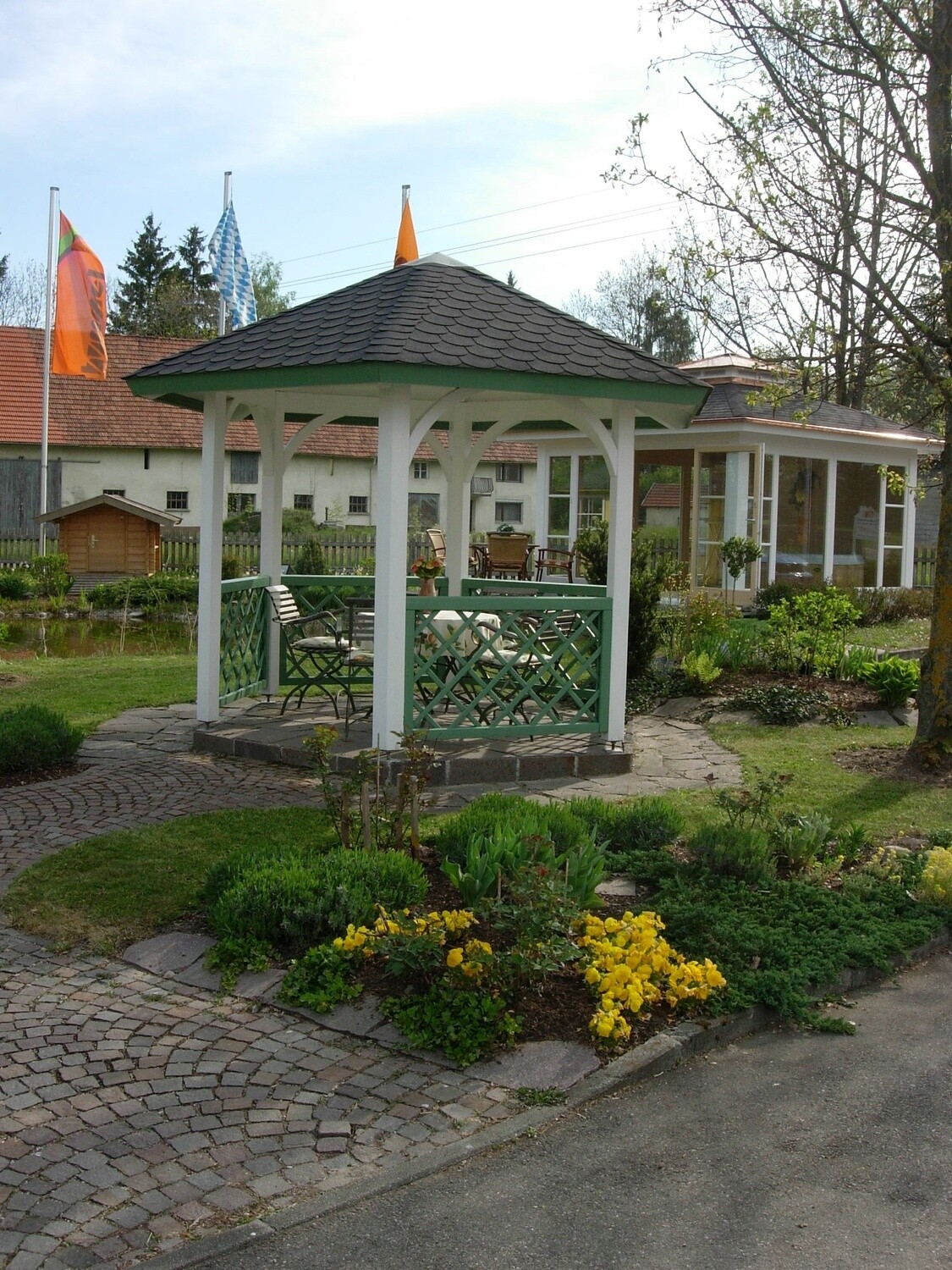 Pavillon Teichblick Ø 300 cm – Ausstellungshaus in klassischer 6-Eck-Form