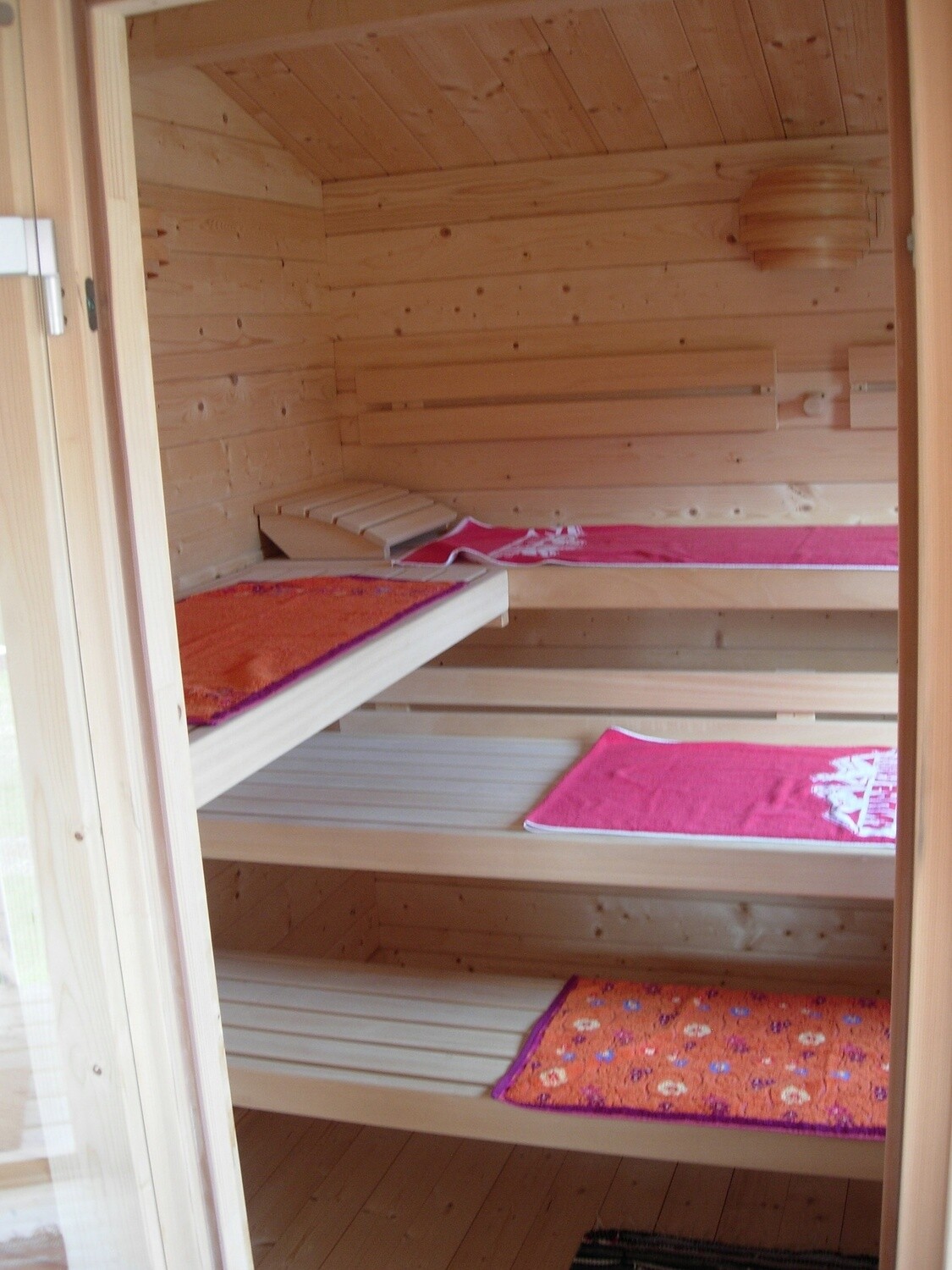 Saunahaus „Norwegen“ – Blockbohlen-Gartensauna 375 × 245 cm mit Ziegeldach