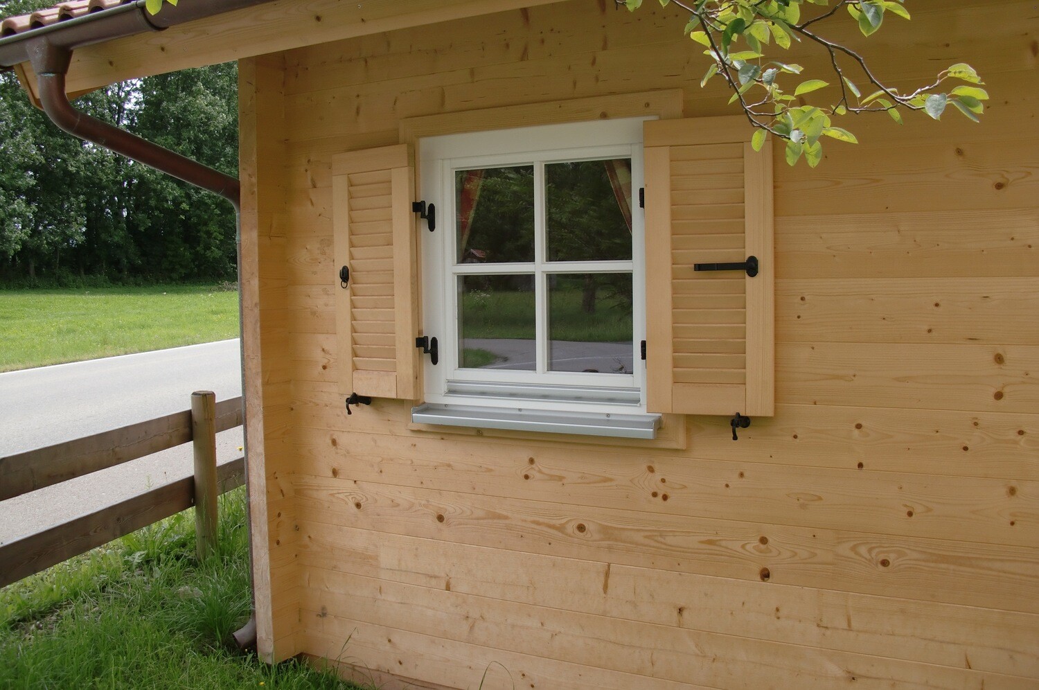 Ferienhaus „Unterföhring“ – Vorlaufhaus 400 × 450 cm mit Ziegeldach &amp; Terrasse