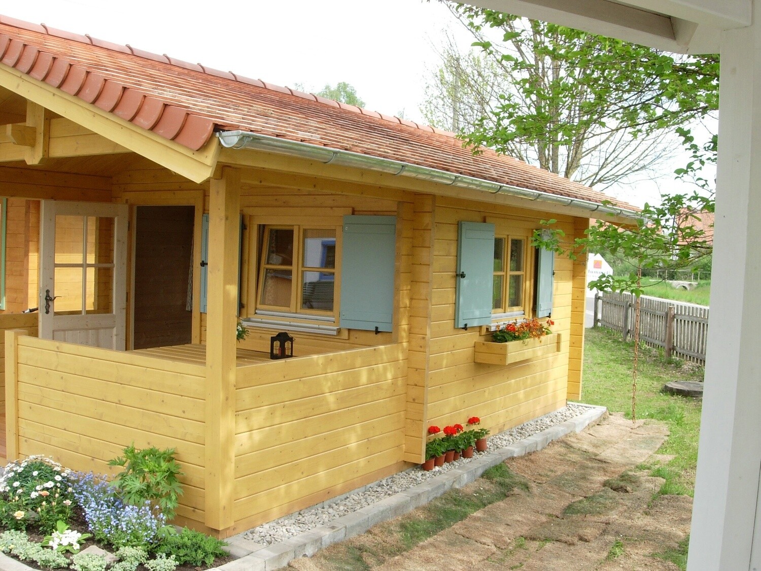 Gartenhaus „Ottobeuren“ mit Freisitz – Musterhaus 550 × 350 cm