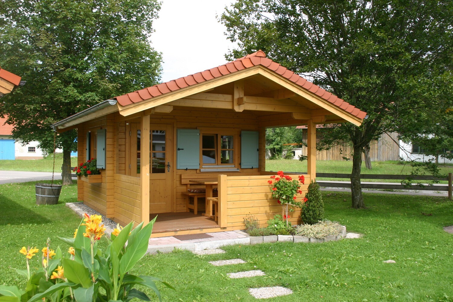Gartenhaus „Ottobeuren“ mit Freisitz – Musterhaus 550 × 350 cm