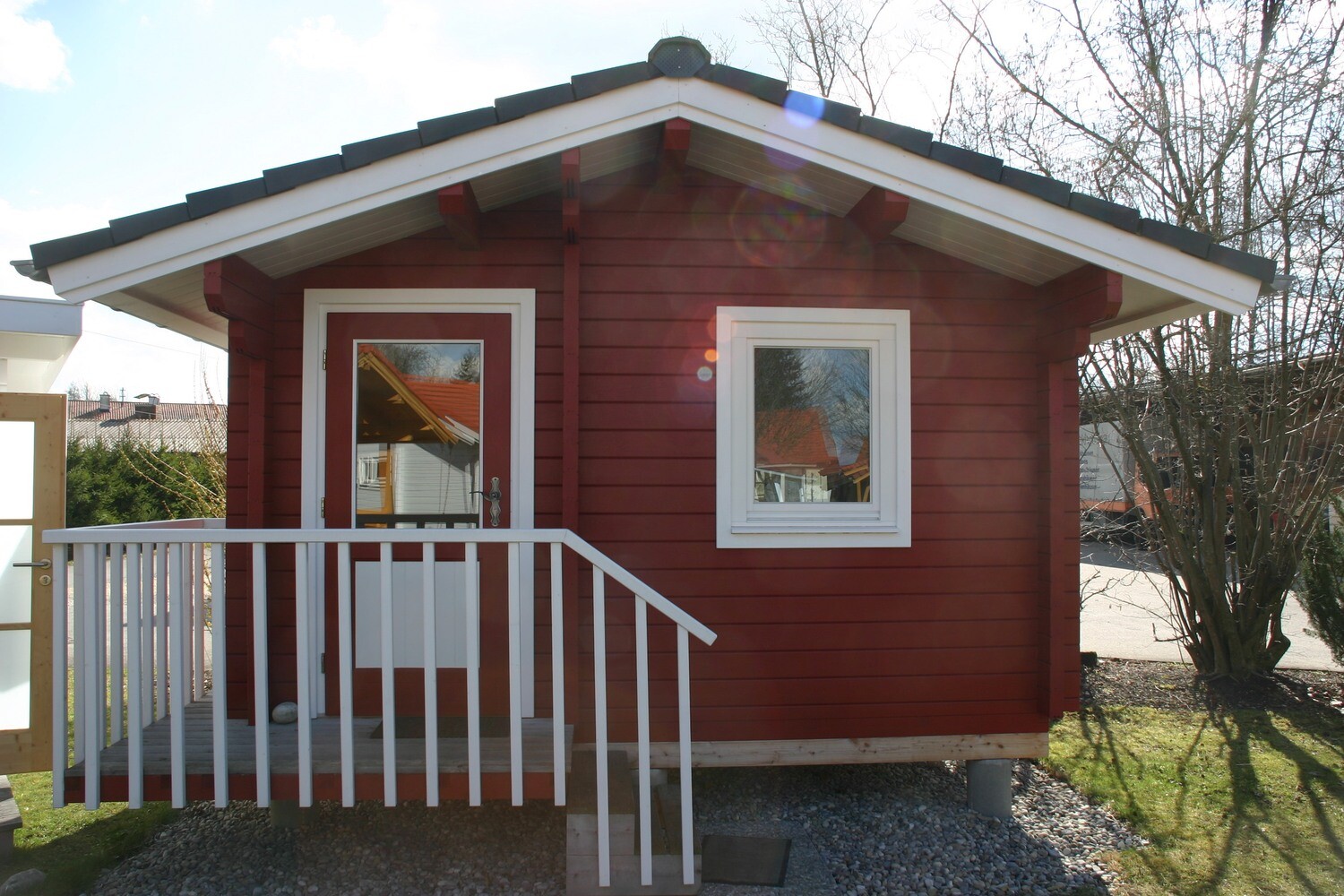Saunahaus „Norwegen“ – Blockbohlen-Gartensauna 375 × 245 cm mit Ziegeldach