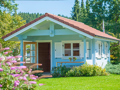 Ferienhaus „Unterföhring“ – Musterhaus 400 × 450 cm mit Ziegeldach &amp; Koje