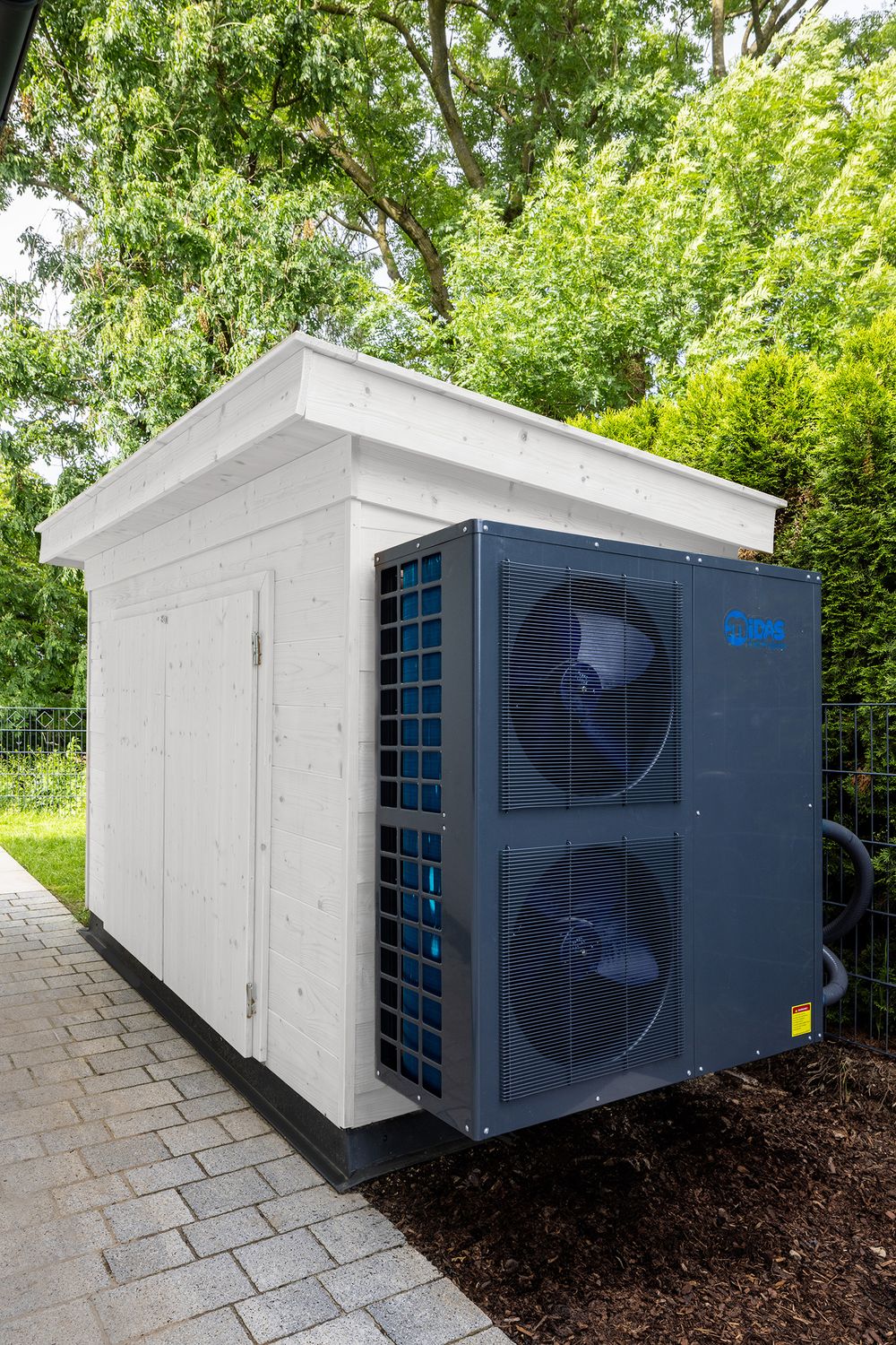 Massives Pooltechnikhaus weiss, komplett montiert