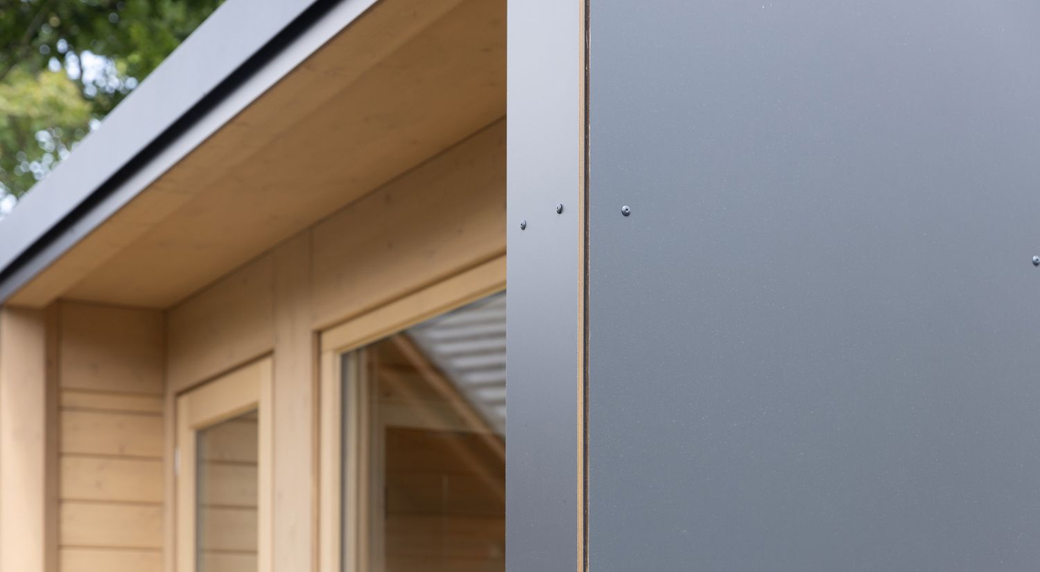 Vormontiertes Saunahaus mit hochwertiger Holzverkleidung und großen Fensterflächen – bietet luxuriösen Komfort auf kleinem Raum.​