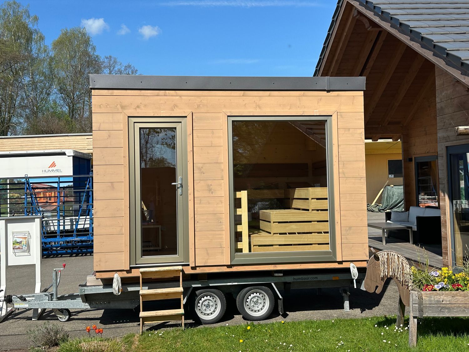 Ausstellungshaus Saunabloox®: Modernes Saunahaus komplett im Werk montiert