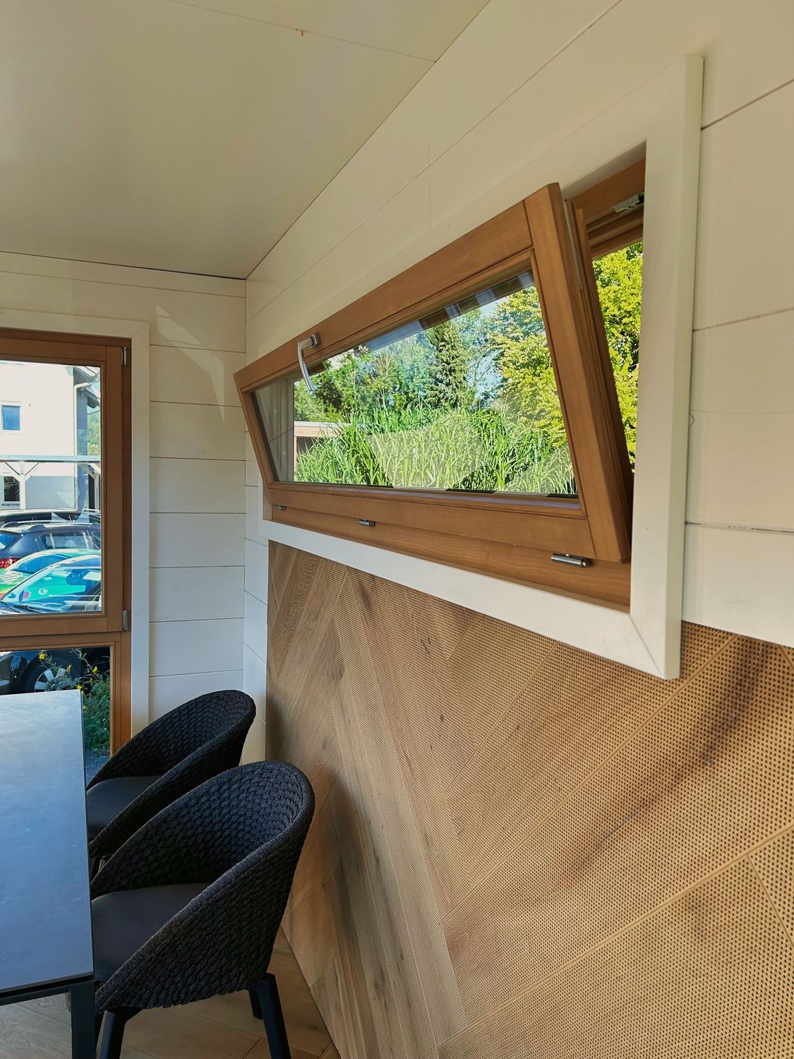 Heller Innenraum des Tiny Office mit natürlicher Holzverkleidung und funktionaler Ausstattung – bietet auf 600 × 255 cm ausreichend Platz für Besprechungen oder konzentriertes Arbeiten.