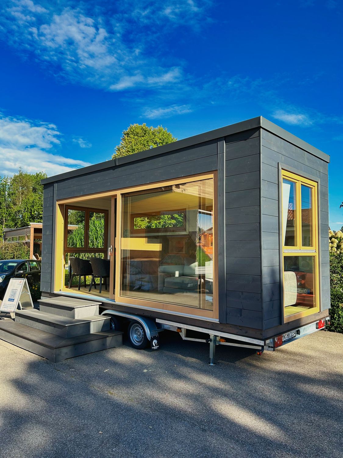 Kompaktes Tinyhaus mit moderner Holzfassade und schlichter Linienführung – auf Rädern montiert für maximale Mobilität und flexible Aufstellmöglichkeiten.