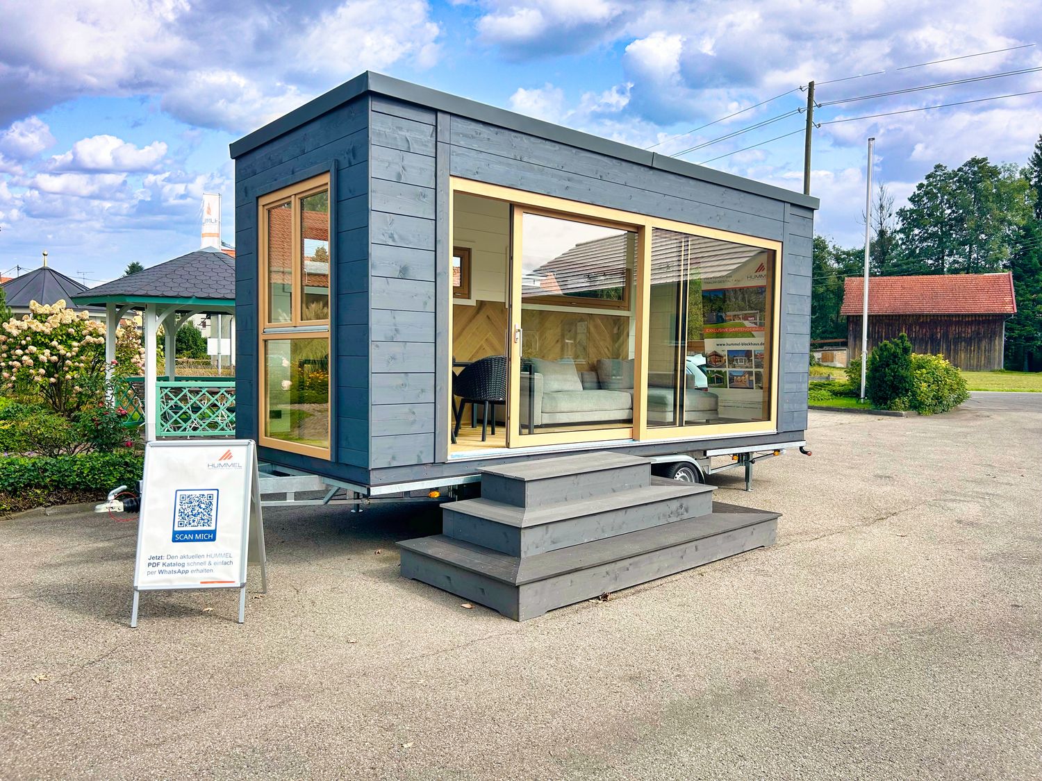 Transportfähiges Modulhaus auf Trailerbasis, gefertigt aus nachhaltigen Materialien – bietet als Büro oder Besprechungsraum eine stilvolle Alternative zu klassischen Containern.

