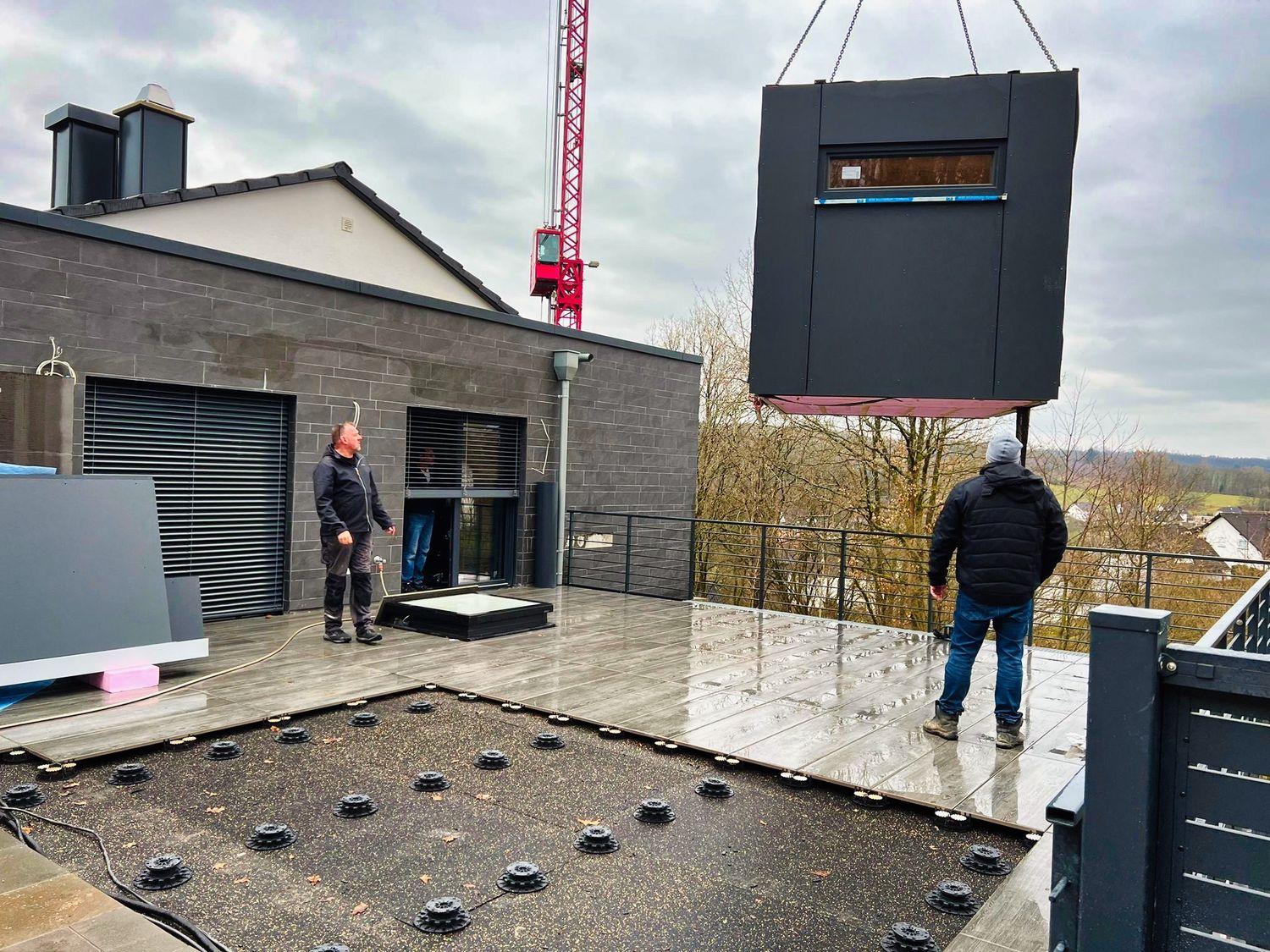 Vormontierte SaunaBloox beim Transport – Kranfähige Massivholzsauna für den Garten