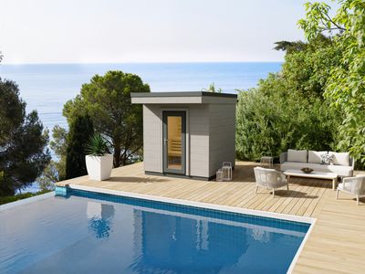 Quadratisches Heirloom Saunahaus 236×236 cm mit Flachdach – vormontierte Massivholz-Gartensauna ohne Glasfront.