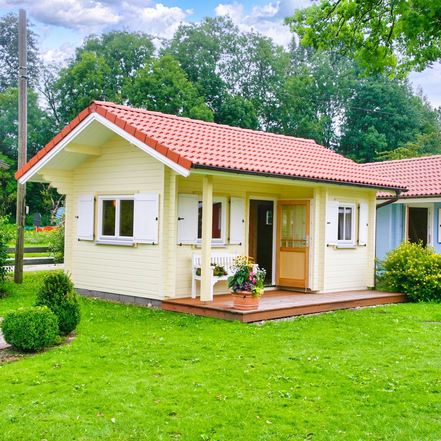 Gartenhaus „Obermenzing“ – Musterhaus mit Ziegeldach &amp; Koje, 540 × 325/425 cm