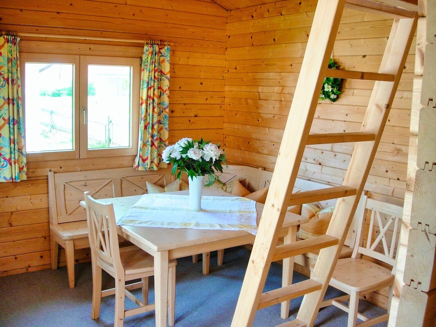 Gartenhaus „Obermenzing“ – Musterhaus mit Ziegeldach &amp; Koje, 540 × 325/425 cm