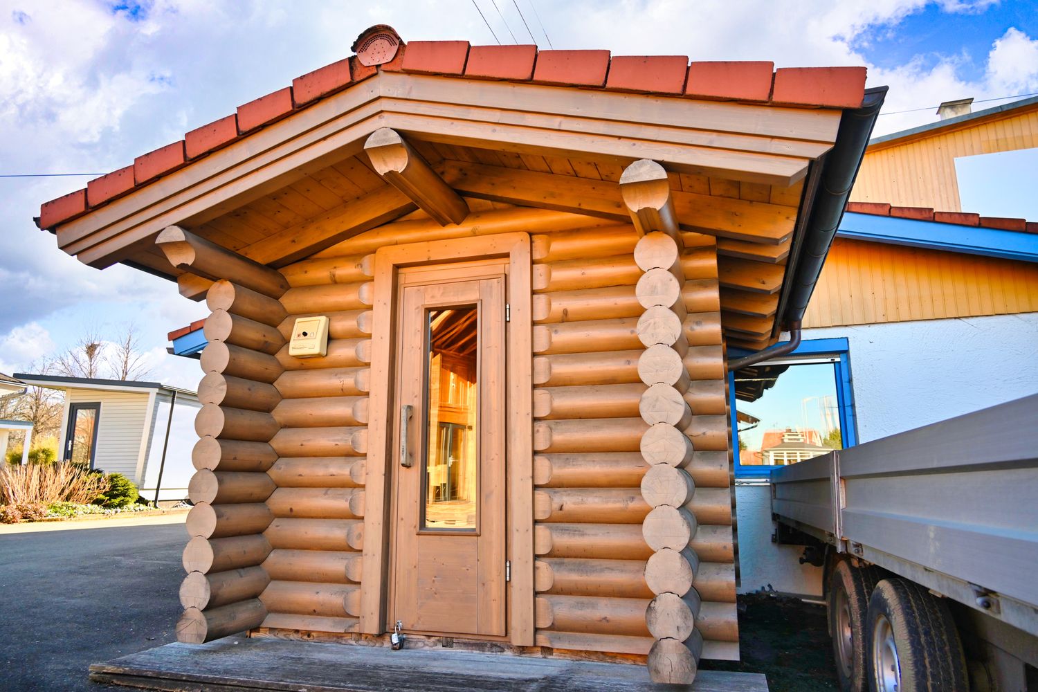 Rundbalkensauna „Finnland“ – Kompakte Vollholz-Sauna mit Ziegeldach (250 × 243 cm)
