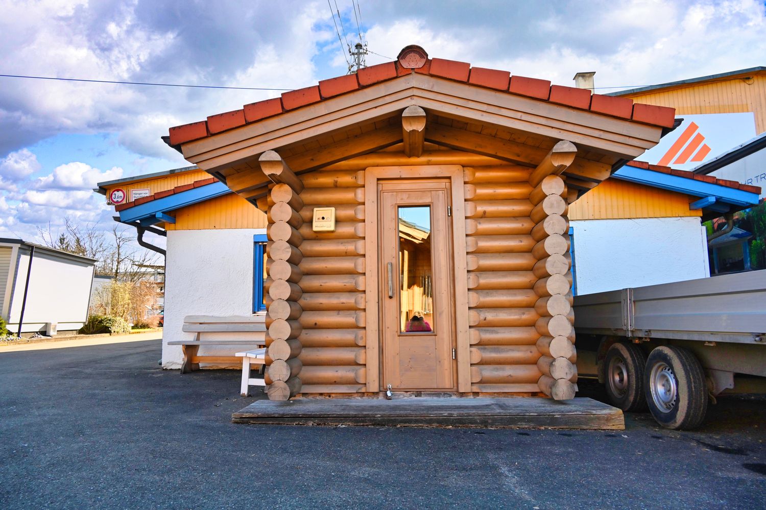 Rundbalkensauna „Finnland“ – Kompakte Vollholz-Sauna mit Ziegeldach (250 × 243 cm)