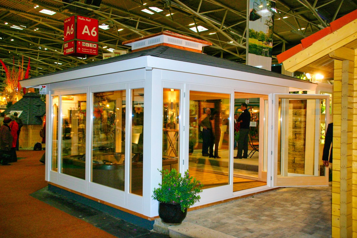New Spa 400 x 400 – Luxus Gartenhaus mit Isolierung &amp; Glasfront | Messe-Vorlaufhaus