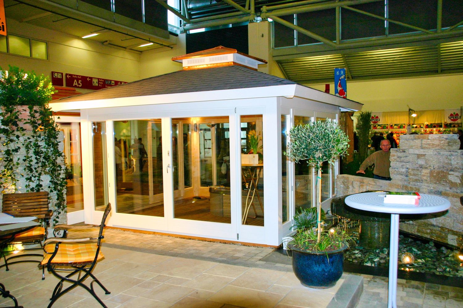 New Spa 400 x 400 – Luxus Gartenhaus mit Isolierung &amp; Glasfront | Messe-Vorlaufhaus