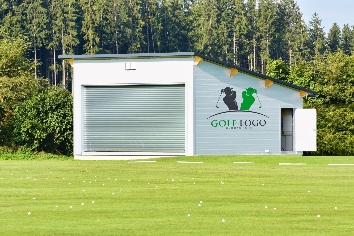 Profi-Golfgebäude mit Sandwichpaneelen und anthrazitfarbener Dachrinne – Ansicht von außen