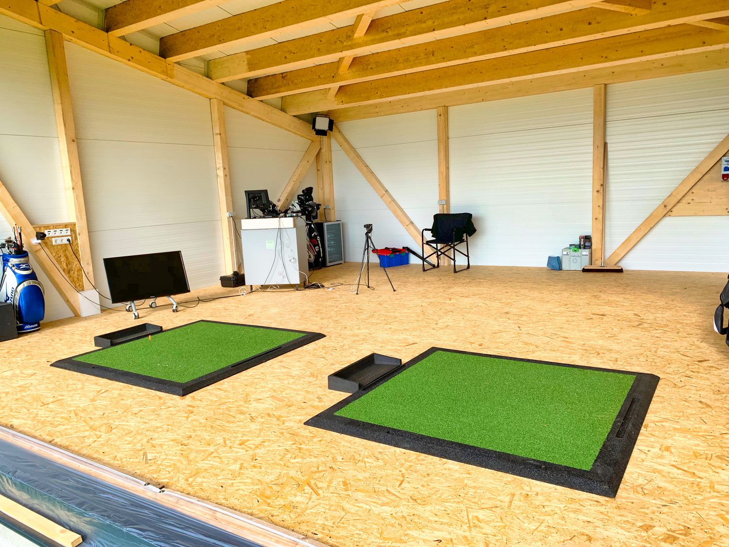 Golf-Simulatorraum mit OSB-Boden, Sandwichwänden und professioneller Trainingsausstattung