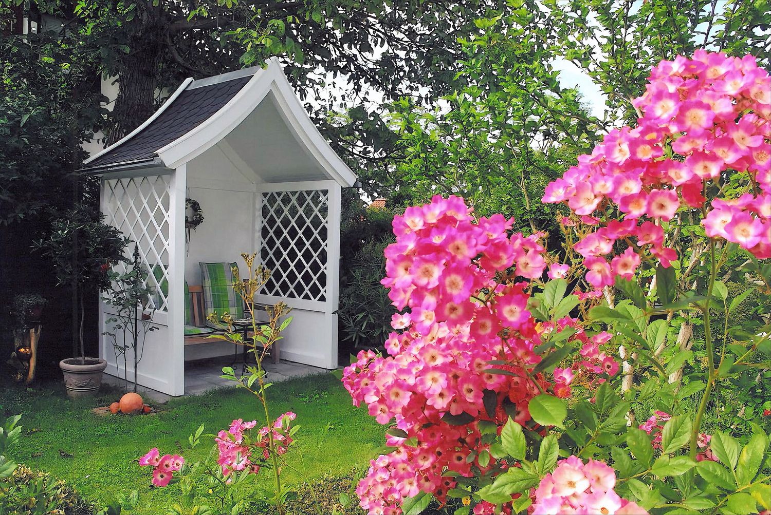 Zeitlose Philosophenbank vom Schreiner / Tischler im Garten unter Bäumen – ideal zum Verweilen und Nachdenken